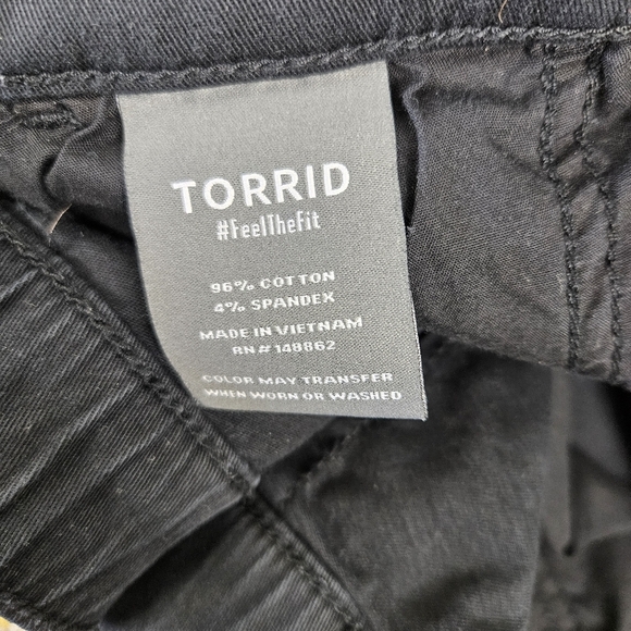 Torrid 3.5"" Pull-On Weekend Mid-Rise Utility Short Size 3/3X Black - Picture 7 of 8